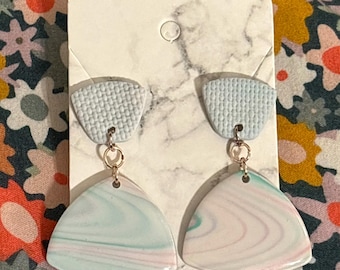 Lindos y sutiles pendientes multicolores en tonos pastel hechos a mano en arcilla polimérica.