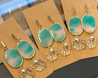 Lindos aretes en color verde azulado y rosa con detalles dorados, hechos a mano en arcilla polimérica.
