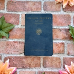Guia do Oficial de Divisão: Um Manual para Todos os Jovens Oficiais da Marinha (Capa dura, 1957)