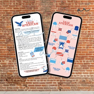 Op de afbeelding: Twee geïllustreerde spelkaarten met instructies voor een drinkspel genaamd "True American". Het spel omvat een kasteel, ridders en een koning. De kaarten zijn roze met zwart-witte illustraties.