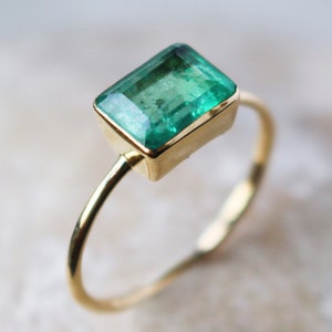 Anello di fidanzamento in quarzo verde 18k con taglio smeraldo, anello delicato con castone vintage, anello da sposa solitario in pietra verde naturale, anello regalo di Natale