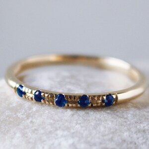 Massief gouden trouwring met natuurlijke saffier, minimale bruidsring met blauwe edelstenen, 18k gouden sierlijke stapelbare beloftering.