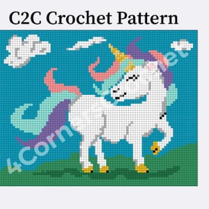 Puede incluir: Un patrón de crochet C2C pixelado que presenta un unicornio blanco con una melena y cola coloridas. El unicornio está sobre un cielo azul con nubes blancas y hierba verde. El texto "C2C Crochet Pattern" está en la parte superior.