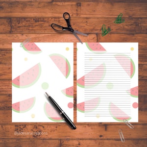 以下が含まれることがあります： スイカ柄の印刷可能なレターセット。左側のシートは、白地に黄色と緑のドットが散りばめられたスイカのスライスが繰り返しパターンになっています。右側のシートは、上部と下部にスイカ柄が施された罫線のある書き込みエリアがあります。左側のシートの下部には「@jadesaracreations」というテキストがあります。