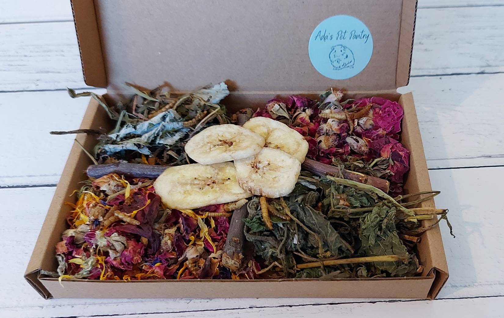 Natural Hamster Treat Box: Banana, Mealworms & Forage Mix