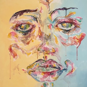 Puede incluir: Una pintura al óleo que muestra un rostro humano realizado con pinceladas gruesas y texturizadas. El fondo está dividido verticalmente entre amarillo y azul claro. Los rasgos faciales son abstractos, con gotas de pintura y colores vivos.