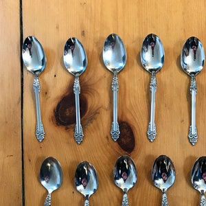 Oneida Heirloom &quot;Rembrandt&quot; Stainless Spoons - Set of 12 - Teaspoons