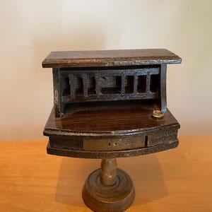 Escritorio de pedestal en miniatura para casa de muñecas vintage - Escritorio de estilo victoriano - Miniaturas vintage - Decoración para casas de muñecas - Miniaturas de madera