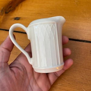 Kleiner Vintage Steinzeug Milchkännchen - Gothic USA Krug - 3&quot; Steingut Krug