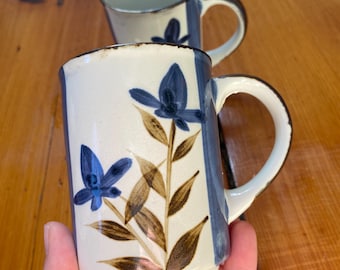 Vintage Steingut Tassen mit Blauen und Grünen Blumen - Handgemacht