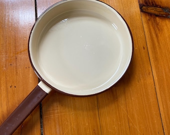 Sartén vintage de esmalte beige y marrón - Cocina rústica - Hogar vintage - Camping vintage
