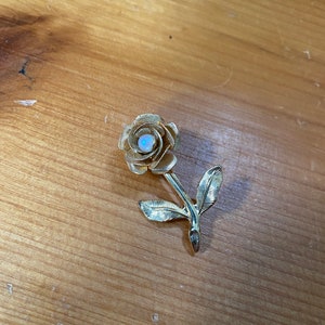 Vintage Gold Tone and Faux Pearl Rose Brooch - Vintage Jewelry - Costume Jewelry
