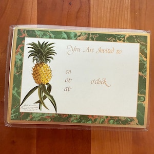 Pode incluir: Cartão de convite com uma ilustração de abacaxi amarelo e folhas verdes. O cartão tem um fundo branco com a escrita dourada "You Are Invited to" e espaço para preencher os detalhes. A borda é verde e dourada.