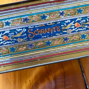 Vintage Scrafft's Candy Dose - Lackierte Metalldose - Dose mit Deckel - Dekor der 1920er Jahre
