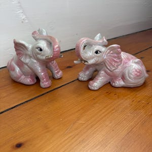 Elefantes de loza rosa brillante - Decoración de mediados de siglo - Juego de dos