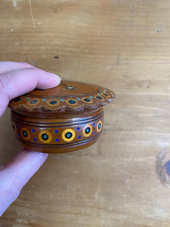 Round Lidded Wooden Box with Shell Inlay - Trinke… - image 2