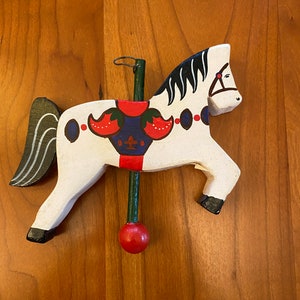 Cavalo carrossel de madeira vintage feito à mão - enfeite de Natal