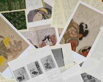 Puede incluir: Una colección de grabados japoneses en madera antiguos y páginas de texto. Los grabados presentan una variedad de temas, incluyendo samuráis, mujeres y paisajes. Las páginas de texto están en japonés y parecen ser de un libro o una revista.