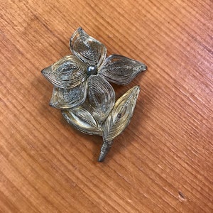 Vintage Gold Spun Wire Wrapped Flower Brosche