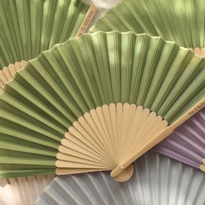 Éventails de mariage personnalisés en tissu vert sauge, Éventails de main en bambou, Éventails gravés sur mesure, Cadeaux de fête, Cadeaux d'église, Éventails de quinceanera