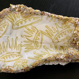 Crown pattern oyster