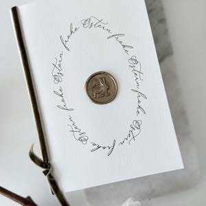 Osterkarte mit Wachssiegel – Goldfolie & Stoffband | Edle Karte für Ostergrüße | Personalisiert möglich | Handgemachte Karte mit Umschlag