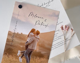 Besondere Foto Hochzeitseinladung mit Buchschraube fixiert und Büttenpapier veredelt