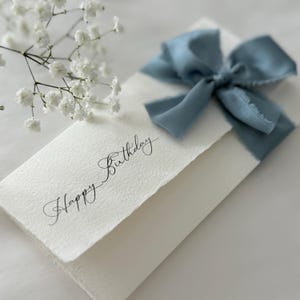 Personalisierbare Geldgeschenk oder Gutschein Verpackung – handgeschöpftes Papier mit Seidenband – handgefertigt für Hochzeit, Geburtstag...