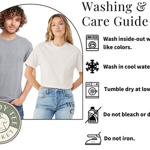 Puede incluir: Imagen que muestra a un hombre y una mujer con camisetas. El hombre lleva una camiseta gris y la mujer un top corto blanco. El texto dice "Gu&iacute;a de lavado y cuidado" con instrucciones: lavar del rev&eacute;s, agua fr&iacute;a, secar a baja temperatura, no usar lej&iacute;a ni limpiar en seco y no planchar.