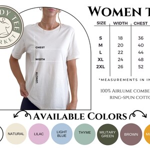 Puede incluir: Una camiseta blanca con una tabla de tallas y opciones de color. La tabla enumera las medidas en pulgadas para camisetas de mujer, incluyendo pecho, ancho y largo. Los colores disponibles son blanco, natural, lila, azul claro, tomillo, verde militar, marr&oacute;n y mostaza.