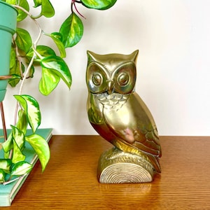 Vintage Large Brass Owl Perched on a Log 7&quot; Tall Gold Figurine Mid Century Modern Boho 1970s Aged Patina Brass Statue Owl Lover Bird Watcher