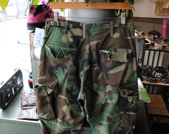 Calça cargo do Exército dos EUA | Camuflagem florestal vintage dos anos 90 com braguilha de botões e punhos com cordão | Uniforme utilitário militar excedente