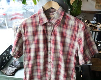 Camisa Guess-Jeans abotonada / Camisa vintage de manga corta a cuadros rosas y grises de los años 2000 / Ropa informal de verano