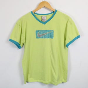 Koszulka Nike | Koszulka z nadrukiem w serek w stylu vintage z lat 90. z niebieskim wykończeniem | Jasnozielona klasyczna odzież sportowa zdjęcie 2