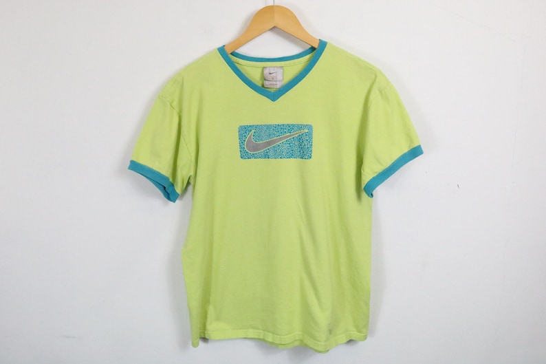 Koszulka Nike | Koszulka z nadrukiem w serek w stylu vintage z lat 90. z niebieskim wykończeniem | Jasnozielona klasyczna odzież sportowa zdjęcie 2