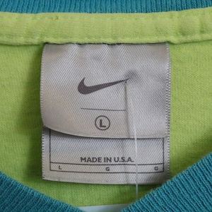 Koszulka Nike | Koszulka z nadrukiem w serek w stylu vintage z lat 90. z niebieskim wykończeniem | Jasnozielona klasyczna odzież sportowa zdjęcie 5