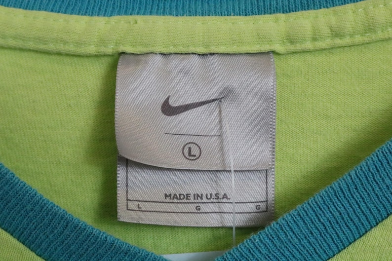 Koszulka Nike | Koszulka z nadrukiem w serek w stylu vintage z lat 90. z niebieskim wykończeniem | Jasnozielona klasyczna odzież sportowa zdjęcie 5
