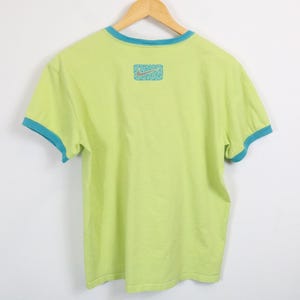 Koszulka Nike | Koszulka z nadrukiem w serek w stylu vintage z lat 90. z niebieskim wykończeniem | Jasnozielona klasyczna odzież sportowa zdjęcie 6