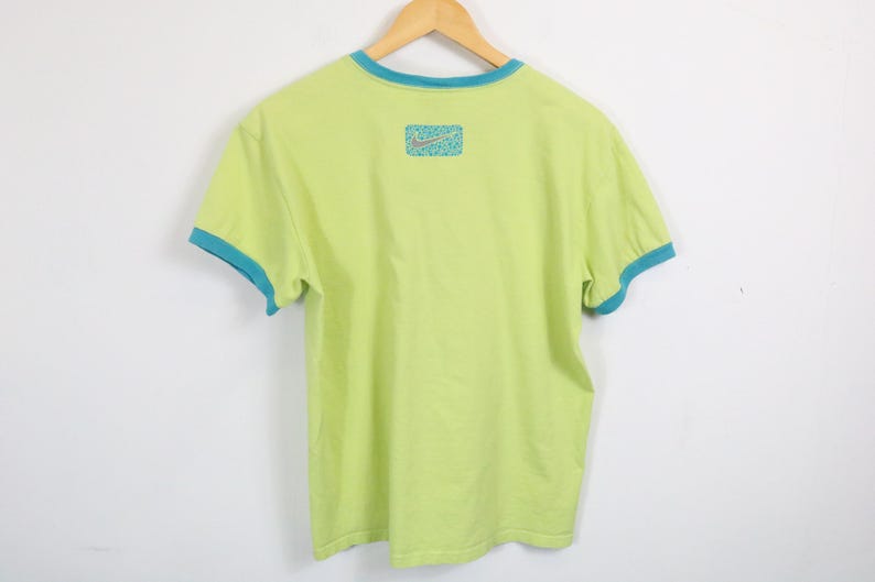 Koszulka Nike | Koszulka z nadrukiem w serek w stylu vintage z lat 90. z niebieskim wykończeniem | Jasnozielona klasyczna odzież sportowa zdjęcie 6