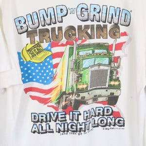 Camiseta Bump-n-Grind Trucking / Camiseta con estampado de camión clásico y bandera estadounidense / Camiseta de camionero de doble cara