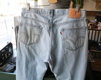 Pantalones vaqueros Levi's 505 / Estilo vintage de los años 2000, de mezclilla azul claro, corte regular, bajo desgastado / Pantalones clásicos de cinco bolsillos para el día a día.
