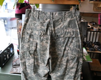 Calça cargo do Exército dos EUA | Camuflagem digital vintage dos anos 2000 com reforço no assento e detalhes nos bolsos cargo | Uniforme utilitário militar