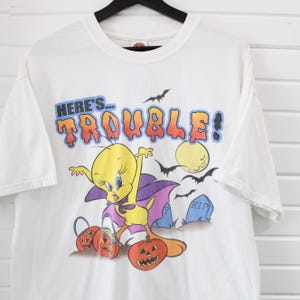 Looney-Tunes T-Shirt | Vintage Tweety-Bird Halloween Graphic Tee | Here&#39;s Trouble! XL