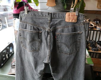 Calça jeans Levi's | Jeans vintage anos 2000, lavagem preta, corte reto | Fecho com botões, cinco bolsos