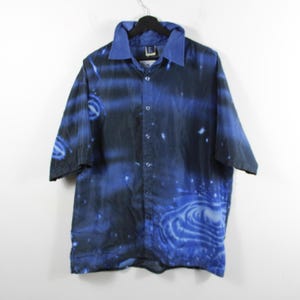 One-Of-The-Boys Button-Up Shirt | Vintage 90er Jahre Galaxy Print Freizeithemd | Space Swirl Kurzarm Top