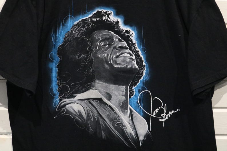 Camiseta azul líquido de James Brown / Camiseta con gráfico de leyenda musical vintage de la década de 2010 / Camiseta con retrato de ícono del soul imagen 3