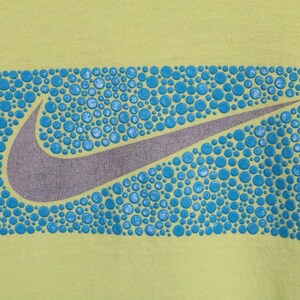 Koszulka Nike | Koszulka z nadrukiem w serek w stylu vintage z lat 90. z niebieskim wykończeniem | Jasnozielona klasyczna odzież sportowa zdjęcie 3
