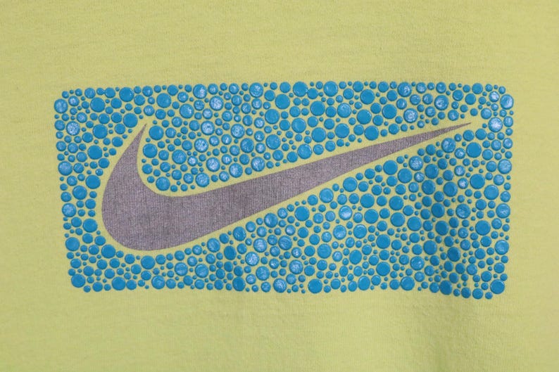 Koszulka Nike | Koszulka z nadrukiem w serek w stylu vintage z lat 90. z niebieskim wykończeniem | Jasnozielona klasyczna odzież sportowa zdjęcie 3