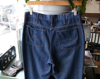 Pantalones vaqueros Wrangler / Vaqueros vintage de los años 70, de mezclilla índigo oscuro, cremallera Talon, costuras naranjas y detalle en los bolsillos / Pantalones clásicos de cinco bolsillos