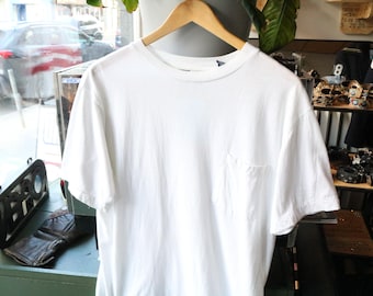 Camiseta resistente / Camiseta vintage de cuello redondo con bolsillo blanco de los años 2000 / Top básico liso